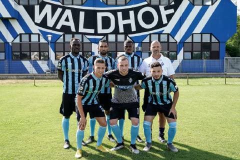 The newcomers and the head coach, back from left Jean Romaric Kevin Koffi 30 , Mohamed Gouaida 18 , Benedict Dos Santos 21 , Bernhard Trares coach , front from left Jan Hendrik Marx 26 , Timo Königsmann goalkeeper, 1 , Arianit Ferati 10 xozx