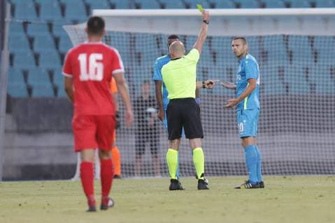 Schiedsrichter Arnold Hunter (Nordirland) zeigt Mickael Garos (Düdelingen 20) die gelbe Karte 09.07.2019 Fussball Champions League Qualifikation, 1. Runde, Hinspiel, Saison 2019-2020 09.07.2019 LUX, CLQ, F91 Düdelingen (LUX) - FC Valletta (MLT) (Dudelange) Stade Josy Barthel, Luxemburg 
