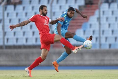 Adel Bettaieb (Düdelingen 27) im Zweikampf mit Steve Borg (Kapitän Valletta 4) 09.07.2019 Fussball Champions League Qualifikation, 1. Runde, Hinspiel, Saison 2019-2020 09.07.2019 LUX, CLQ, F91 Düdelingen (LUX) - FC Valletta (MLT) (Dudelange) Stade Josy Barthel, Luxemburg 