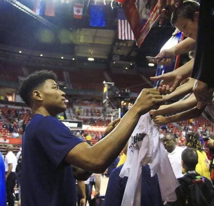 Basketball: NBA, Basketball Herren, USA Summer League Washington Wizards first-round draft pick Rui Hachimura signs autographs for fans ahead of the team s NBA Summer League game against the Los Angeles Clippers on July 9, 2019, in Las Vegas, Nevada. 