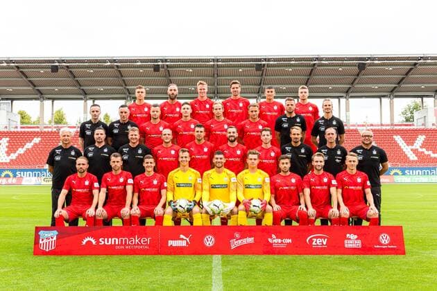 Team Presentation FSV Zwickau Soccer 3 League FSV Zwickau, Soccer, 3 League, Portrait Date 2019 2020, Team Photo , Top row v l Maurice Hehne, Christopher Handke, Gerrit Wegkamp, Ronny König Koenig, Ali Odabas and Elias Huth , 2 row v top v l Team Manager Jens Schubert, Team Manager Mario Kallisch, Janik Mäder Maeder, Christian Bickel, Rene Lange, Denis Jäpel Jaepel, Goalkeeper Coach Steffen Süßner Suessner and Athletics Coach Christoph Rezler , 3 row v top v l Team physician Dr med Bernhard Karich, physiotherapist Christian Puschmann, physiotherapist Sven Schubert, Julius Reinhardt, Davy Frick, Morris Schröter Schroeter, Leon Jensen, sports director Toni Wachsmuth, trainer Joe Enochs and co trainer Danny König , Lower row v l Fabio Viteritti, Nils Miatke, Marius Hauptmann, goalkeeper Matti Kamenz, goalkeeper Johannes Brinkies, goalkeeper Max Sprang, Marcus Godinho, Mike Könnecke Koennecke and Sascha Härtel Haertel , Zwickau, 09 07 2019, GGZ Arena, Football ,