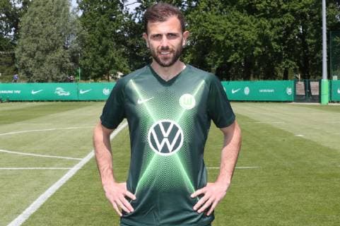 VfL Team Portraits Admir Mehmedi VfL Wolfsburg, 1 BL, PortraÌˆttermin 2019 2020, Wolfsburg