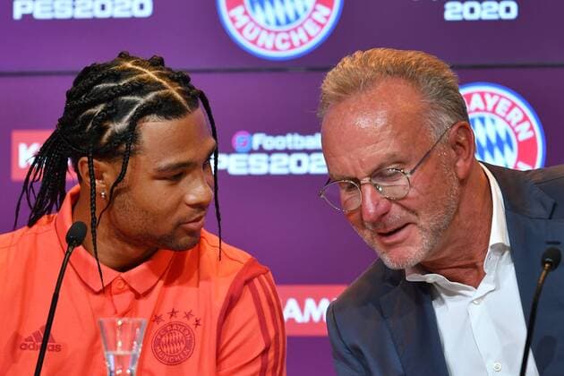 Sport Themen der Woche KW28 Sport Bilder des Tages v.li:Serge GNABRY (FC Bayern Muenchen) mit neuer Frisur,Rastafrisur. Karl Heinz RUMMENIGGE, (Vorstandsvorsitzender). ãPro Evolution SoccerÒ heisst die Fussball-Simulation von Hersteller Konami. Alles neu in der Saison 2019 2020: Der FC Bayern Muenchen wird wohl in der kommenden Spielzeit mit Konami kooperieren. Der japanische Videospielgigant ist Hersteller der Reihe PES Pro Evolution Soccer und damit aergster Konkurrent der von EA Sports bekannten FIFA -Reihe. FC Bayern Muenchen-Vorstellung der neuen Platinum Partnerschaft mit dem japanischen Videospiele Hersteller KONAMI. Fussball 1. Bundesliga,Saison 2019 2020, am 11.07.2019. *** v li Serge GNABRY FC Bayern Muenchen with new hairstyle,Rasta hairstyle Karl Heinz RUMMENIGGE, CEO ãPro Evolution SoccerÒ is the name of the football simulation from manufacturer Konami Everything new in the 2019 2020 season FC Bayern Muenchen will probably cooperate with Konami in the coming season The Japanese video game giant is manufacturer of the PES Pro Evolution Soccer series and thus the fiercest competitor of the FIFA series FC Bayern Muenchen known from EA Sports Presentation of the new Platinum partnership with the Japanese video game manufacturer KONAMI Fussball 1 Bundesliga, 2019 2020 season, on 11 07 2019