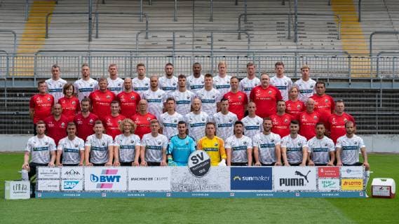 SV Sandhausen 2 Bundesliga, portrait date 2019 2020, team photo, 1 row from above v li Emanuel Taffertshofer 20 , Robin Scheu 27 , Felix Müller 25 , Julius Biada 10 , Marlon Frey 5 , Erik Zenga 17 , Philipp Klingmann 24 , Philip Türpitz 7 , Denis Linsmayer 6 , Enrique Manuel Pena Zauner 21 , 2 row from left Dr Pieter Beks team doctor , Dr Brigitte Mittelbach team doctor , Dr Nikolaus Streich team doctor , Joachim Krainz physiotherapist , Rurik Gislason 9 , Leart Paqarada 19 , Kevin Behrens 16 , Markus Müller physiotherapist , Christian Bieser physiotherapist , Franziska Wickenhäuser physiotherapist , Muhterem Kocaman team coach , 3 row v left Mikayil Kabaca sports manager , Dennis Jantos team manager , Phil Weimer video analyst , Dirk Stelly athletics coach , Alexander Rossipal 3 , Gerrit Nauber 22 , Mario Engels 8 , Stefan Kulovits 31 , Daniel Ischdonat goalkeeper coach , Gerhard Kleppinger co coach , Uwe Koschinat coach , 4 row from left Sören Dieckmann 30 , Philipp Förster 28 , Roman Hauk 39 , Jesper Verlaat 4 , Aleksandr Zhirov Alexander Schirow, 2 , Rick Wulle goalkeeper, 13 , Martin Fraisl goalkeeper, 1 , Tim Kister 14 , Ivan Paurevic 29 , Markus Karl 23 , Aziz Bouhaddouz 11 , Dennis Diekmeier 18 xozx