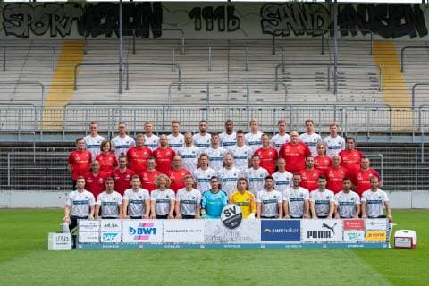 SV Sandhausen 2 Bundesliga, portrait date 2019 2020, team photo, 1 row from above v li Emanuel Taffertshofer 20 , Robin Scheu 27 , Felix Müller 25 , Julius Biada 10 , Marlon Frey 5 , Erik Zenga 17 , Philipp Klingmann 24 , Philip Türpitz 7 , Denis Linsmayer 6 , Enrique Manuel Pena Zauner 21 , 2 row from left Dr Pieter Beks team doctor , Dr Brigitte Mittelbach team doctor , Dr Nikolaus Streich team doctor , Joachim Krainz physiotherapist , Rurik Gislason 9 , Leart Paqarada 19 , Kevin Behrens 16 , Markus Müller physiotherapist , Christian Bieser physiotherapist , Franziska Wickenhäuser physiotherapist , Muhterem Kocaman team coach , 3 row v left Mikayil Kabaca sports manager , Dennis Jantos team manager , Phil Weimer video analyst , Dirk Stelly athletics coach , Alexander Rossipal 3 , Gerrit Nauber 22 , Mario Engels 8 , Stefan Kulovits 31 , Daniel Ischdonat goalkeeper coach , Gerhard Kleppinger co coach , Uwe Koschinat coach , 4 row from left Sören Dieckmann 30 , Philipp Förster 28 , Roman Hauk 39 , Jesper Verlaat 4 , Aleksandr Zhirov Alexander Schirow, 2 , Rick Wulle goalkeeper, 13 , Martin Fraisl goalkeeper, 1 , Tim Kister 14 , Ivan Paurevic 29 , Markus Karl 23 , Aziz Bouhaddouz 11 , Dennis Diekmeier 18 xozx