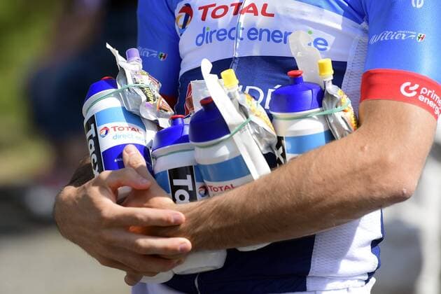 illustration picture of a soigneur with bidons and energybars during stage 8 of the 106th edition of the 2019 Tour de France cycling race, a stage of 200 kms with start in Macon and finish in Saint-Etienne on July 13, 2019 in Saint-Etienne, France, 13 07 2019 CYCLISME : Tour de France 2019 - Etape 8 - Macon a Saint-Etienne - 13 07 2019 PhotoNews Panoramic 