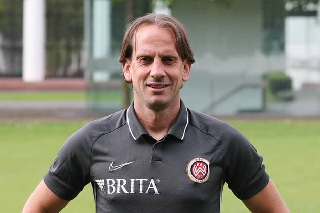 11 07 2019, xjhx, Football 2 Bundesliga, SV Wehen Wiesbaden Team photo Portrait date Photo date 2019 2020 emspor, v l Coach Ruediger Rehm SV Wehen Wiesbaden DFL DFB REGULATIONS PROHIBIT ANY USE OF PHOTOGRAPHS as IMAGE SEQUENCES and or QUASI VIDEO Wiesbaden