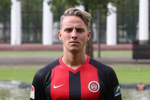 11 07 2019, xjhx, Football 2 Bundesliga, SV Wehen Wiesbaden Team photo Portrait date Photo date 2019 2020 emspor, v l Philip Tietz DFL DFL DFB REGULATIONS PROHIBIT ANY USE OF PHOTOGRAPHS as IMAGE SEQUENCES and or QUASI VIDEO Wiesbaden