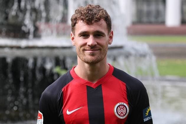 11 07 2019, xjhx, Football 2 Bundesliga, SV Wehen Wiesbaden Team photo Portrait date Photo date 2019 2020 emspor, v l Jules Schwadorf DFL DFB REGULATIONS PROHIBIT ANY USE OF PHOTOGRAPHS as IMAGE SEQUENCES and or QUASI VIDEO Wiesbaden
