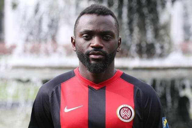 11 07 2019, xjhx, Football 2 Bundesliga, SV Wehen Wiesbaden Team photo Portrait date Photo date 2019 2020 emspor, v l Paterson Chato DFL DFL DFB REGULATIONS PROHIBIT ANY USE OF PHOTOGRAPHS as IMAGE SEQUENCES and or QUASI VIDEO Wiesbaden