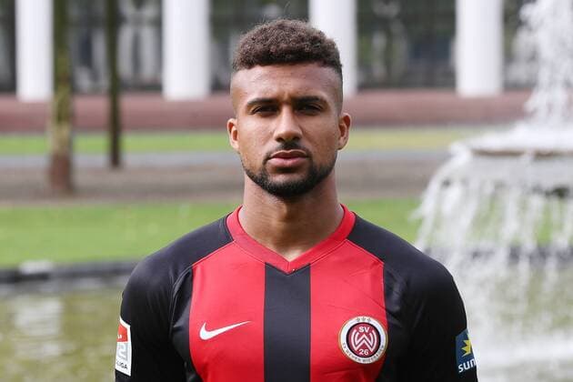 11 07 2019, xjhx, Football 2 Bundesliga, SV Wehen Wiesbaden Team photo Portrait date Photo date 2019 2020 emspor, v l Daniel Kofi Kyereh DFL DFL REGULATIONS PROHIBIT ANY USE OF PHOTOGRAPHS as IMAGE SEQUENCES and or QUASI VIDEO Wiesbaden