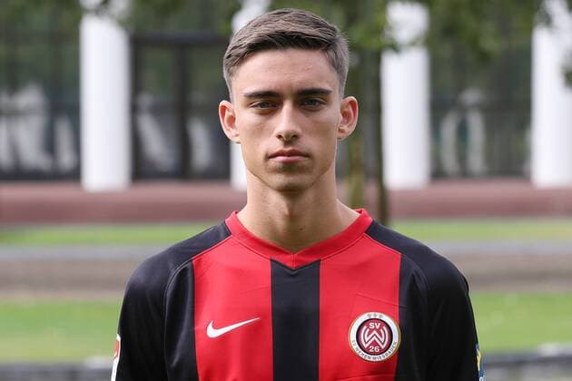 11 07 2019, xjhx, Football 2 Bundesliga, SV Wehen Wiesbaden Team photo Portrait date Photo date 2019 2020 emspor, v l Jan Vogel DFL DFL REGULATIONS PROHIBIT ANY USE OF PHOTOGRAPHS as IMAGE SEQUENCES and or QUASI VIDEO Wiesbaden