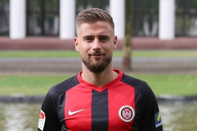 11 07 2019, xjhx, Football 2 Bundesliga, SV Wehen Wiesbaden Team photo Portrait date Photo date 2019 2020 emspor, v l Michel Niemeyer DFL DFL REGULATIONS PROHIBIT ANY USE OF PHOTOGRAPHS as IMAGE SEQUENCES and or QUASI VIDEO Wiesbaden