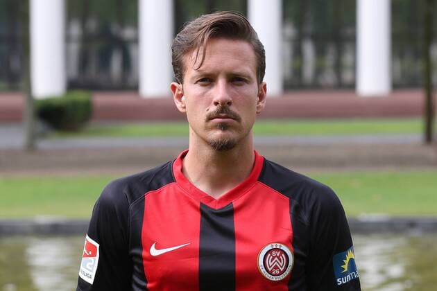 11 07 2019, xjhx, Football 2 Bundesliga, SV Wehen Wiesbaden Team photo Portrait date Photo date 2019 2020 emspor, v l Moritz Kuhn DFL DFL DFB REGULATIONS PROHIBIT ANY USE OF PHOTOGRAPHS as IMAGE SEQUENCES and or QUASI VIDEO Wiesbaden
