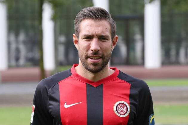 11 07 2019, xjhx, Football 2 Bundesliga, SV Wehen Wiesbaden Team photo Portrait date Photo date 2019 2020 emspor, v l Patrick Schoenfeld DFL DFL REGULATIONS PROHIBIT ANY USE OF PHOTOGRAPHS as IMAGE SEQUENCES and or QUASI VIDEO Wiesbaden
