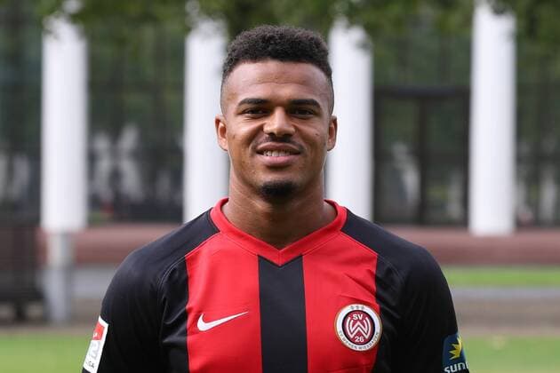 11 07 2019, xjhx, Football 2 Bundesliga, SV Wehen Wiesbaden Team photo Portrait date Photo date 2019 2020 emspor, v l Marvin Ajani DFL DFL DFB REGULATIONS PROHIBIT ANY USE OF PHOTOGRAPHS as IMAGE SEQUENCES and or QUASI VIDEO Wiesbaden