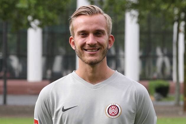 11 07 2019, xjhx, Football 2 Bundesliga, SV Wehen Wiesbaden Team photo Portrait date Photo date 2019 2020 emspor, v l Jan Albrecht DFL DFL DFB REGULATIONS PROHIBIT ANY USE OF PHOTOGRAPHS as IMAGE SEQUENCES and or QUASI VIDEO Wiesbaden