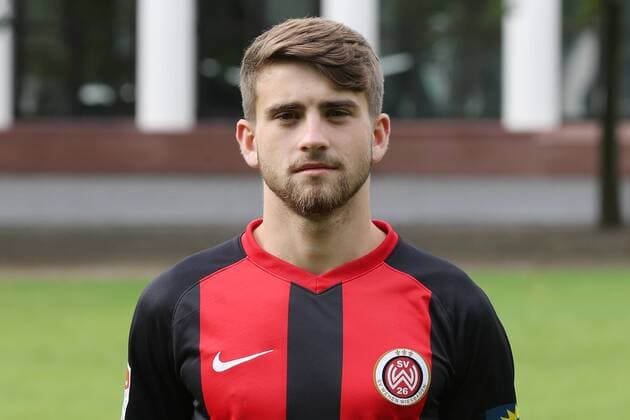 11 07 2019, xjhx, Football 2 Bundesliga, SV Wehen Wiesbaden Team photo Portrait date Photo date 2019 2020 emspor, v l Giona Leibold DFL DFL REGULATIONS PROHIBIT ANY USE OF PHOTOGRAPHS as IMAGE SEQUENCES and or QUASI VIDEO Wiesbaden