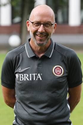 11 07 2019, xjhx, Football 2 Bundesliga, SV Wehen Wiesbaden Team photo Portrait date Photo date 2019 2020 emspor, v l Dr Achim Bitschnau Team physician DFL DFB REGULATIONS PROHIBIT ANY USE OF PHOTOGRAPHS as IMAGE SEQUENCES and or QUASI VIDEO Wiesbaden