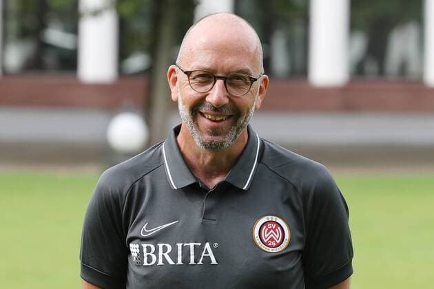 11 07 2019, xjhx, Football 2 Bundesliga, SV Wehen Wiesbaden Team photo Portrait date Photo date 2019 2020 emspor, v l Dr Achim Bitschnau Team physician DFL DFB REGULATIONS PROHIBIT ANY USE OF PHOTOGRAPHS as IMAGE SEQUENCES and or QUASI VIDEO Wiesbaden