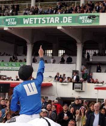 07 07 2019, Hamburg, Hansestadt Hamburg, GER Jockey Filip Minarik throws his racing glasses into the audience after the victory with Sword Peinture Racecourse Hamburg Horn Horse, Jockey, Sword Peinture, Minarik, victory, racing glasses, throw, litter, Wettstar de, betting provider, sponsor, internet bet, horse bet 190707D355HAMBURG JPG