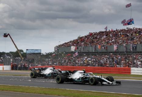 Motorsports: FIA Formula One World Championship, WM, Weltmeisterschaft 2019, Grand Prix of Great Britain, 77 Valtteri Bottas (FIN, Mercedes AMG Petronas Motorsport), 44 Lewis Hamilton (GBR, Mercedes AMG Petronas Motorsport), Silverstone Great Britain