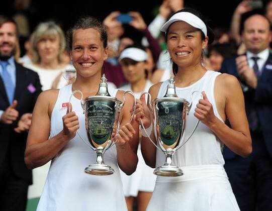 Sport Themen der Woche KW28 Sport Bilder des Tages Tennis - 2019 Wimbledon Championships - Week Two, Sunday (Day Thirteen) Ladies doubles, Final: Su - Wei Hsieh (TPE) and Barbora Strycova (CZE) v Gabriela Dabrowski (CAN) and Yifan Xu (CHN) Su - Wei Hsieh and Barbora Strycova, with their winners trophies on Centre Court. COLORSPORT ANDREW COWIE 