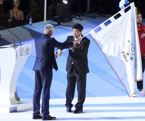 Sport Themen der Woche KW28 Sport Bilder des Tages (190715) -- NAPLES, July 15, 2019 -- Luo Qiang, mayor of China s Chengdu, the host city of next Summer Universiade, recieves the the International University Sports Federation(FISU) flag from FISU president Oleg Matytsin during the closing ceremony of the 30th Summer Universiade in Naples, Italy, July 14, 2019. ) (SP)ITALY-NAPLES-SUMMER UNIVERSIADE-CLOSING CEREMONY ChengxTingting 