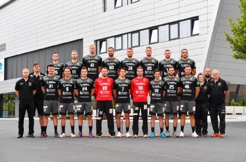 back row, v l Marek Vanco, Arseniy Buschmann, Michal Kasal, Marc Pechstein, Henning Quade, Nils Kretschmer, Mindaugas Dumcius, Gabor Pulay front row, v l Manager Karsten Wöhler, Coach Rico Göde, Philip Jungemann, Julius Dierberg, Robin Hoffmann, Goalkeeper Mario Huhnstock, Oskar Emanuel, Goalkeeper Tom Göres, Nils Gugisch, Sebastian Greß, Jonas Thümmler, Team Doctor Dr Susann Schmidt, Co Coach Kay Blasczyk, Zeugwart Matthias Reinhardt Team Photo, Team Photo, HC Elbflorenz Dresden, Handball, 2 League of Men, 2 Bundesliga, Season 2019 2020, Dresden, BallsportARENA Dresden, 15 07 2019,