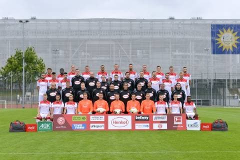 Fortuna Düsseldorf 1 BL, portrait date 2019 2020, team photo 1 row v left Jean Zimmer, Davor Lovren, Thomas Pledl, Tim Wiesner, Michael Rensing, Florian Kastenmeier, Raphael Wolf, Jannick Theißen, Kevin Stöger, Erik Thommy, Bernard Tekpetey 2 row v left Dr med Ulf Blecker team doctor , Andreas Gross athletic coach video analysis , Philipp Grobelny video analysis , Axel Zehle mental coach , Robin Sanders athletic coach , Claus Reitmaier goalkeeper coach , Axel Bellinghausen co coach , Thomas Kleine co coach , Friedhelm Funkel head coach , Lutz Pfannenstiel Sports Director 3 row from left Niko Gießelmann, Alfredo Morales, Kaan Ayhan, Oliver Paashaus Team Supervisor , Benjamin Hauptmann Team Supervisor , Thomas Gucek Physiotherapist , Marcel Verstappen Physiotherapist , Lucas Trittel Physiotherapist , Carsten Fiedler Head of Physiotherapy Rehatrainer , Adam Bodzek, Johannes Bühler, Rouwen Hennings 4 row from left Matthias Zimmermann, Nana Ampomah, Havard Nielsen, Oliver Fink, Aymen Barkok, Robin Bormuth, Kenan Karaman, Andre Hoffmann, Dawid Kownacki, Marcel Sobottka, Diego Contento