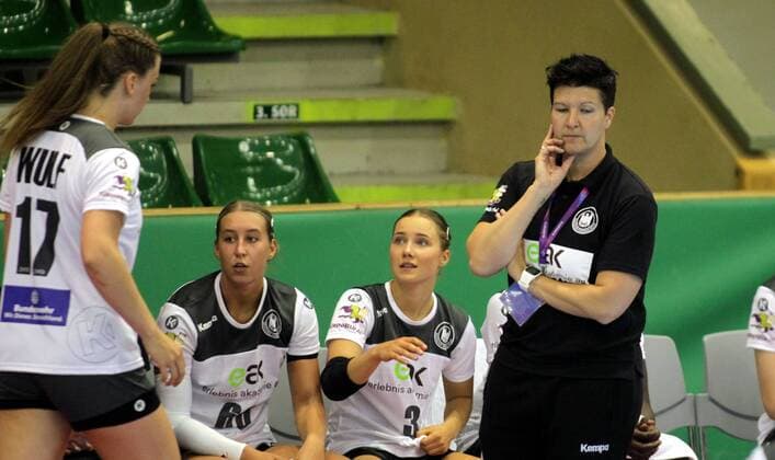 14.07.2019 Gyor(Hungary) European U19 Under 19 women s handball championship Germany-Denmark Marielle Bohm(r)Germany U19 coach,Dana Bleckmann(2L) ,Anna Lena Hausherr(3L) : 