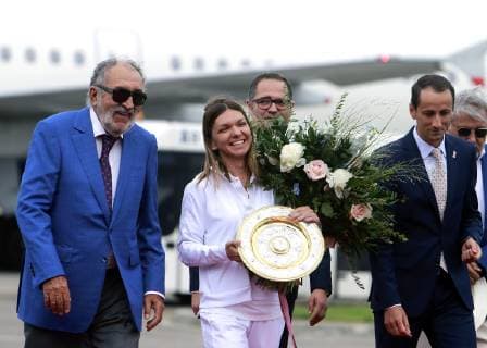 Sport Bilder des Tages (190716) -- BUCHAREST, July 16, 2019 -- Romanian tennis player Simona Halep (2nd L), 2019 Wimbledon Women s singles champion, arrives at the Henry Coanda International Airport in Bucharest, capital of Romania, July 15, 2019. Cristian Cristel) (SP)ROMANIA-BUCHAREST-TENNIS-HALEP-ARRIVAL LinxHuifen 