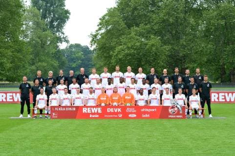 1 FC Köln 1 BL, portrait date 2019 2020, team photo back row, left to bus driver Michael Liebetrut, team doctor Dr Peter Schäferhoff, team doctor Dr Paul Klein, witness Frank Almstedt, witness Kresimir Ban, Jannes Horn, Simon Terodde, Lasse Sobiech, Frederik Sörensen, Rafael Czichos, video analyst Hannes Dold, physiotherapist Christian Osebold, physiotherapist Daniel Schütz, head of physiotherapy and rehabilitation Klaus Maierstein, team manager Denis Lapaczinski Mittlere Reihe, left to right head coach Achim Beierlorzer, Co coach Manfred Schmid, Co coach Andre Pawlak, Darko Churlinov, Ismail Jakobs, Marco Höger, Marcel Risse, Kingsley Schindler, Anthony Modeste, Jonas Hector, Jhon Cordoba, Benno Schmitz, Dominick Drexler, goalkeeper coach Andreas Menger, athletics coach Max Weuthen, Athletic trainer Dennis Morschel front row, from Birger Verstraete, Florian Kainz, Matthias Bader, Christian Clemens, Salih Özcan , Brady Scott, Timo Horn, Julian Krahl, Kingsley Ehizibue, Noah Katterbach, Louis Schaub, Niklas Hauptmann, Vincent Koziello