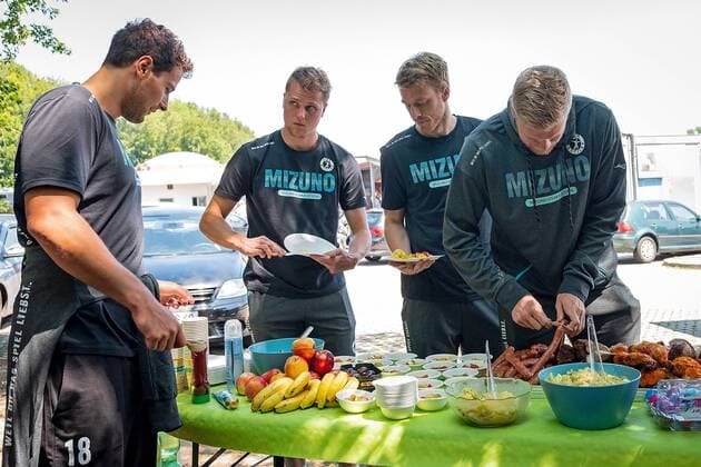 16 07 2019, xovx, Handball HBL Bundesliga, HSG Wetzlar Training Camp 2019 emspor, The team of HSG Wetzlar at the stop for lunch near Freiburg on the way to the training camp in Thun Switzerland V l Nils Torbruegge HSG Wetzlar , Emil Frend Oefors HSG Wetzlar , Kristian Bjoernsen HSG Wetzlar , Anton Lindskog HSG Wetzlar DFL DFB REGULATIONS PROHIBIT ANY USE OF PHOTOGRAPHS as IMAGE SEQUENCES and or QUASI VIDEO Thun