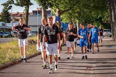 16 07 2019, xovx, Handball HBL Bundesliga, HSG Wetzlar Training Camp 2019 emspor, The team of HSG Wetzlar on the way to the first training in the sports hall Lachen in Thun Switzerland DFL DFB REGULATIONS PROHIBIT ANY USE OF PHOTOGRAPHS as IMAGE SEQUENCES and or QUASI VIDEO Thun
