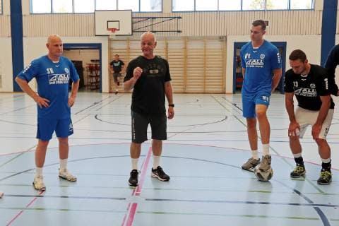 16 07 2019, xovx, Handball HBL Bundesliga, HSG Wetzlar Training Camp 2019 emspor, Coach Kai Wandschneider HSG Wetzlar welcomes his team to the first training session in the sports hall Lachen in Thun, Switzerland in the Bernese Oberland DFL DFB REGULATIONS PROHIBIT ANY USE OF PHOTOGRAPHS as IMAGE SEQUENCES and or QUASI VIDEO Thun