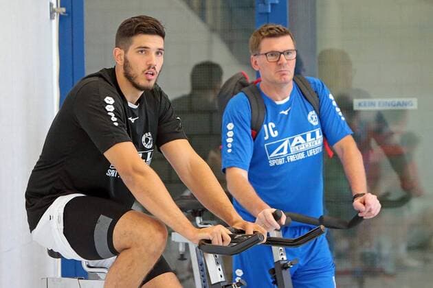16 07 2019, xovx, Handball HBL Bundesliga, HSG Wetzlar Training Camp 2019 emspor, The first training unit of HSG Wetzlar at the training camp in Thun Switzerland , v l Stefan Cavor HSG Wetzlar in conversation with co coach Jasmin Camdzic HSG Wetzlar DFL DFB REGULATIONS PROHIBIT ANY USE OF PHOTOGRAPHS as IMAGE SEQUENCES and or QUASI VIDEO Thun