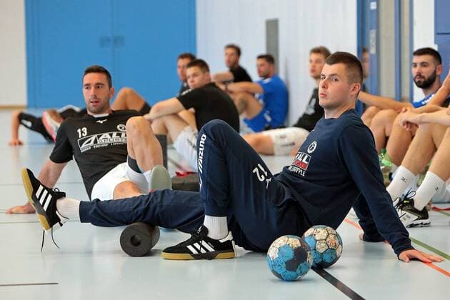 16 07 2019, xovx, Handball HBL Bundesliga, HSG Wetzlar Training Camp 2019 emspor, warming up before the first training session of HSG Wetzlar in the training camp in Thun Switzerland , v l Filip Mirkulovski HSG Wetzlar , Anadin Suljakovic HSG Wetzlar , DFL DFB REGULATIONS PROHIBIT ANY USE OF PHOTOGRAPHS as IMAGE SEQUENCES and or QUASI VIDEO Thun
