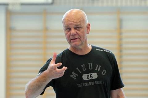 16 07 2019, xovx, Handball HBL Bundesliga, HSG Wetzlar Training Camp 2019 emspor, Coach Kai Wandschneider HSG Wetzlar welcomes the players to the first training session of HSG Wetzlar at the training camp in Thun Switzerland DFL DFB REGULATIONS PROHIBIT ANY USE OF PHOTOGRAPHS as IMAGE SEQUENCES and or QUASI VIDEO Thun