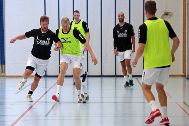 16 07 2019, xovx, Handball HBL Bundesliga, HSG Wetzlar training camp 2019 emspor, football to get in the mood for the training camp in Thun, v l Alexander Feld HSG Wetzlar , Anton Lindskog HSG Wetzlar , Lenny Rubin HSG Wetzlar , Joao Ferraz HSG Wetzlar , Emil Frend Oefors HSG Wetzlar DFL DFB REGULATIONS PROHIBIT ANY USE OF PHOTOGRAPHS as IMAGE SEQUENCES and or QUASI VIDEO Thun
