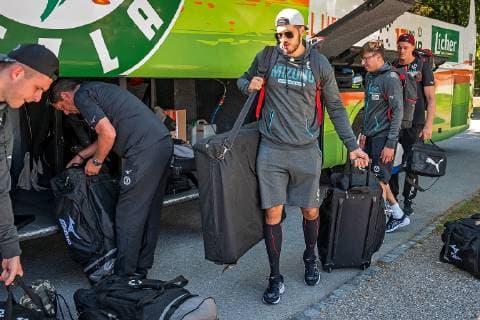 16 07 2019, xovx, Handball HBL Bundesliga, HSG Wetzlar Training Camp 2019 emspor, arrival of the team at the Teamhotel Holiday in Thun, Switzerland, v l Anadin Suljakovic HSG Wetzlar , Stefan Cavor HSG Wetzlar , Physiotherapist Maximilian Schuller HSG Wetzlar , Physiotherapist Malte Kraft HSG Wetzlar DFL DFB REGULATIONS PROHIBIT ANY USE OF PHOTOGRAPHS as IMAGE SEQUENCES and or QUASI VIDEO Thun
