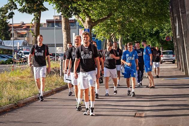 16 07 2019, xovx, Handball HBL Bundesliga, HSG Wetzlar Training Camp 2019 emspor, The team of HSG Wetzlar on the way to the first training in the sports hall Lachen in Thun Switzerland DFL DFB REGULATIONS PROHIBIT ANY USE OF PHOTOGRAPHS as IMAGE SEQUENCES and or QUASI VIDEO Thun