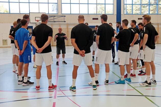 16 07 2019, xovx, Handball HBL Bundesliga, HSG Wetzlar Training Camp 2019 emspor, Coach Kai Wandschneider HSG Wetzlar welcomes his team to the first training session in the sports hall Lachen in Thun, Switzerland in the Bernese Oberland DFL DFB REGULATIONS PROHIBIT ANY USE OF PHOTOGRAPHS as IMAGE SEQUENCES and or QUASI VIDEO Thun
