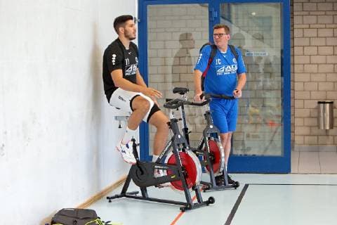 16 07 2019, xovx, Handball HBL Bundesliga, HSG Wetzlar Training Camp 2019 emspor, The first training unit of HSG Wetzlar at the training camp in Thun Switzerland , v l Stefan Cavor HSG Wetzlar in conversation with co coach Jasmin Camdzic HSG Wetzlar DFL DFB REGULATIONS PROHIBIT ANY USE OF PHOTOGRAPHS as IMAGE SEQUENCES and or QUASI VIDEO Thun