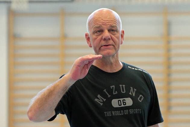 16 07 2019, xovx, Handball HBL Bundesliga, HSG Wetzlar Training Camp 2019 emspor, Coach Kai Wandschneider HSG Wetzlar welcomes the players to the first training session of HSG Wetzlar at the training camp in Thun Switzerland DFL DFB REGULATIONS PROHIBIT ANY USE OF PHOTOGRAPHS as IMAGE SEQUENCES and or QUASI VIDEO Thun