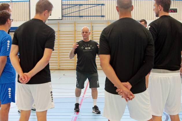 16 07 2019, xovx, Handball HBL Bundesliga, HSG Wetzlar Training Camp 2019 emspor, Coach Kai Wandschneider HSG Wetzlar welcomes the players to the first training session of HSG Wetzlar at the training camp in Thun Switzerland DFL DFB REGULATIONS PROHIBIT ANY USE OF PHOTOGRAPHS as IMAGE SEQUENCES and or QUASI VIDEO Thun