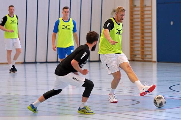 16 07 2019, xovx, Handball HBL Bundesliga, HSG Wetzlar Training Camp 2019 emspor, football to get in the mood for the training camp in Thun, v l Physiotherapist Malte Kraft HSG Wetzlar , Maximilian Holst HSG Wetzlar , Anton Lindskog HSG Wetzlar DFL DFB REGULATIONS PROHIBIT ANY USE OF PHOTOGRAPHS as IMAGE SEQUENCES and or QUASI VIDEO Thun