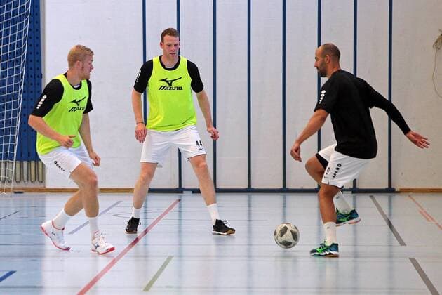 16 07 2019, xovx, Handball HBL Bundesliga, HSG Wetzlar Training Camp 2019 emspor, Football to get in the mood for the training camp in Thun, v l Anton Lindskog HSG Wetzlar , Lenny Rubin HSG Wetzlar , Joao Ferraz HSG Wetzlar DFL DFB REGULATIONS PROHIBIT ANY USE OF PHOTOGRAPHS as IMAGE SEQUENCES and or QUASI VIDEO Thun