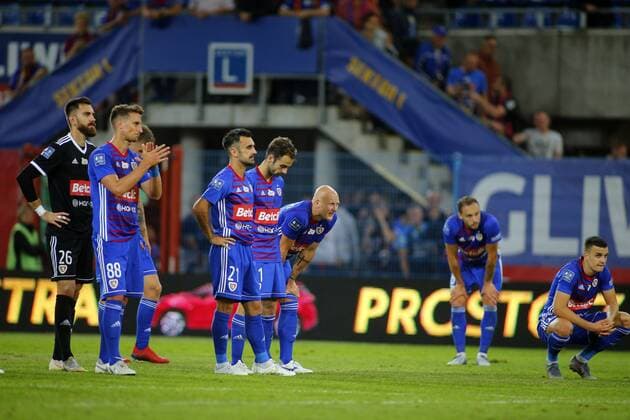 GLIWICE 17.07.2019 1 RUNDA ELIMINACJI LIGA MISTRZOW PILKA NOZNA PIAST GLIWICE (niebieskie) - BATE BORYSOW (zolte) SEZON 2019 2020 NZ pilkarze Piasta smutek po meczu - FOT TOMASZ WANTULA NEWSPIX.PL GLIWICE 17.05.2019 FOOTBALL MEN S UEFA CHAMPIONS LEAGUE 1ST ROUND QUALIFICATION PIAST GLIWICE - BATE BORYSOW SEASON 2019 2020 TOMASZ WANTULA NEWSPIX.PL --- Newspix.pl  190717WAN080