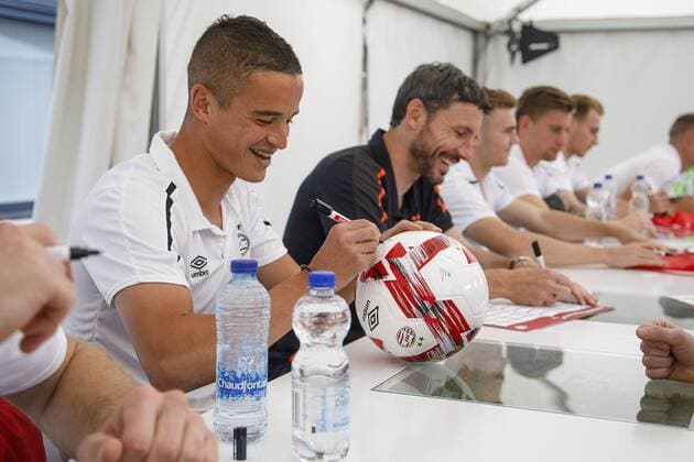 EINDHOVEN, PSV Fandag, 17-07-2019. PSV Supporters day in and around Philips Stadion. PSV Player Ibrahim Afellay signing a ball PSV Fandag  x3923682x Copyright:
